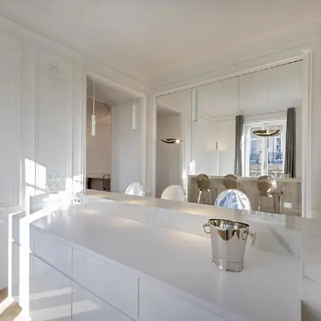 Beautiful Near Eiffel Tower Apartment